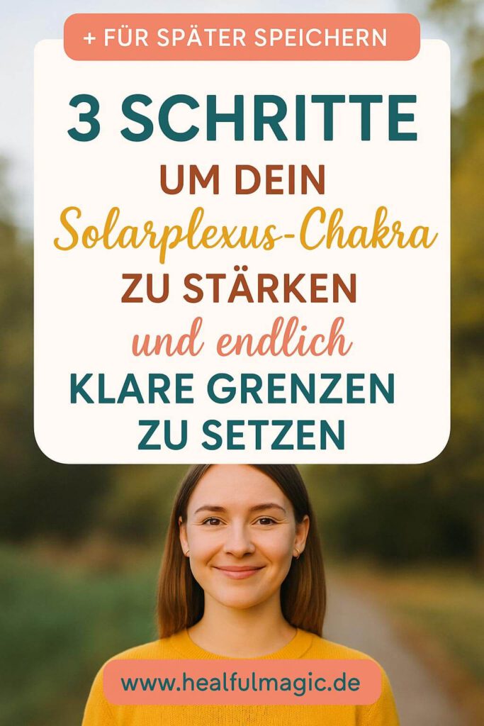 Frau mit gelbem Pullover lächelt ruhig – Symbol für innere Balance und Stärke durch Chakra-Heilung.